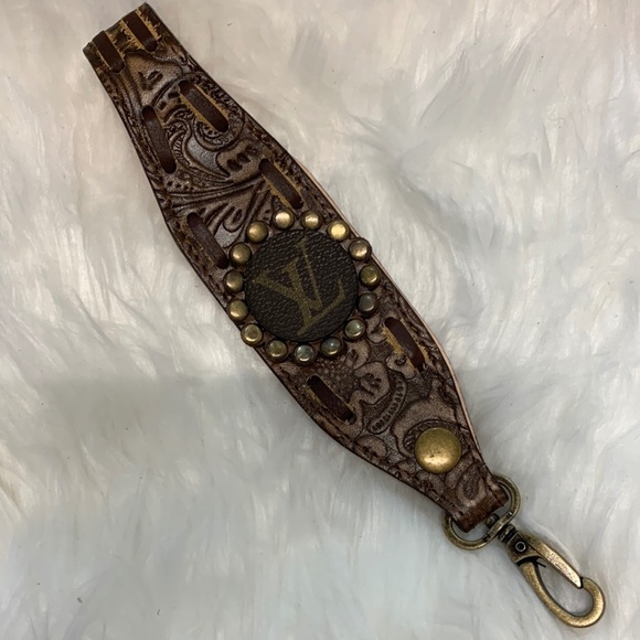 LV KEEP IT GYPSY TOOLED ‎ WRISTLET HOOK WITH STRAP CLASP - NWT - Picture 3 of 3